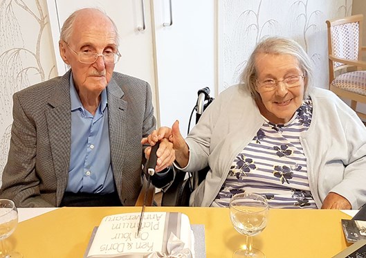 Ken and Dorris cutting their 70th wedding anniversary cake