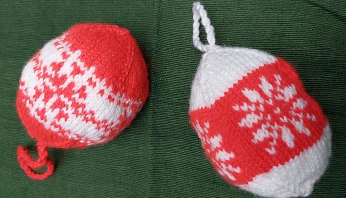 Get hooked by this knitted Christmas bauble Image